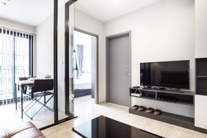 パタヤ・セントラルにあるCentral Pattaya Amazing Location Infinity Poolのリビングルーム(テレビ、テーブル、椅子付)