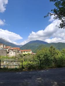 a view of houses and mountains from a road at La casa sotto al volto in Licciana Nardi