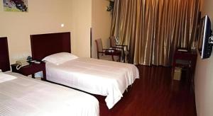 Postel nebo postele na pokoji v ubytování GreenTree Inn Yixing Zhangzhu Express Hotel