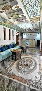 un salon avec un canapé et une table dans l'établissement Hotel Ansi Boutique W&S terrace, à Boukhara