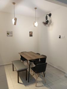un tavolo e delle sedie con una macchina fotografica su una parete di Ziroz Homestay Murah Melaka a Kampong Alor Altre 4 foto