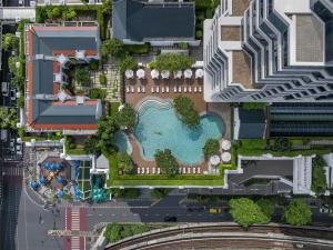 eine Luftansicht eines Resorts mit Pool in der Unterkunft Grand Hyatt Erawan Bangkok in Bangkok