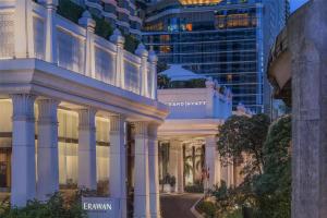 eine Darstellung des Grand Florida Hotels bei Nacht in der Unterkunft Grand Hyatt Erawan Bangkok in Bangkok