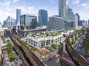 eine Luftansicht einer Stadt mit Zuggleisen in der Unterkunft Grand Hyatt Erawan Bangkok in Bangkok