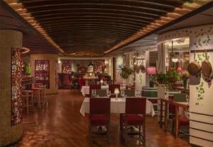 Ein Restaurant oder anderes Speiselokal in der Unterkunft Grand Hyatt Erawan Bangkok 