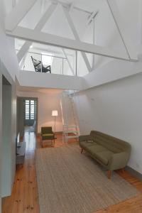 sala de estar con sofá y escalera en Embaixador 26: Belem Serviced Apartments en Lisboa