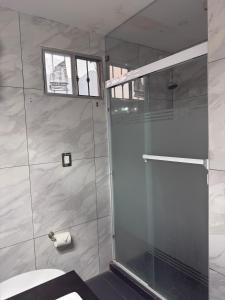 モンテレイにあるHermoso departamento con todo lo que necesitas!のバスルーム(シャワー、トイレ付)、窓が備わります。