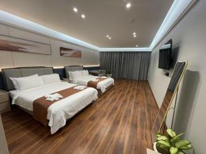 Кровать или кровати в номере Tang Mow Hotel +23 фотографии