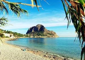 een uitzicht op een strand met een rots in het water bij Sea View Holiday in Altavilla Milicia