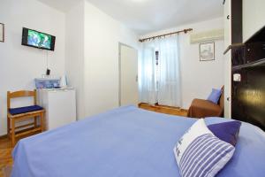 Televízia a/alebo spoločenská miestnosť v ubytovaní Guest House Villa Jadera