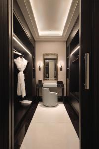 Ένα μπάνιο στο Waldorf Astoria Doha West Bay