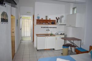Кухня або міні-кухня у House Mantesos