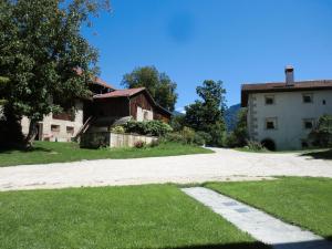 a dirt road next to a house and a building at Unterfinser in Laion