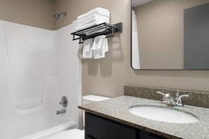 Gallery image of Eastland Suites Hotel & Conference Ctr, Trademark by Wyndham in Bloomington +65 photos