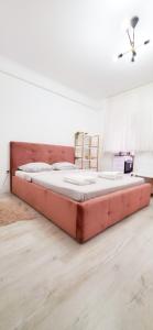 un dormitorio con una cama grande en una habitación en Single room Perfect for couples or singles, en Roşu