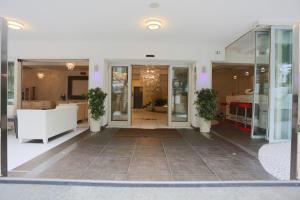 Lobby alebo recepcia v ubytovaní Hotel Caribia Pinarella + 37 fotografií