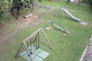 La Perla di Alghero في ألغيرو: اطلالة جوية على ملعب في حديقة