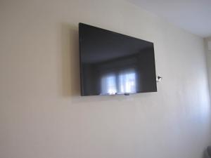 Televízia a/alebo spoločenská miestnosť v ubytovaní Hostal El Estudio