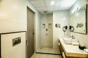 Kamar mandi di Siddhartha Hotel Damauli