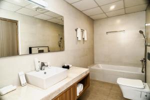 Kamar mandi di Siddhartha Hotel Damauli