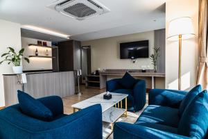 Televisi dan/atau pusat hiburan di Siddhartha Hotel Damauli