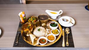 Makanan di atau di tempat lain dekat hotel