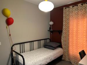 a small bedroom with a bed and a balloon at Maison individuelle à 10 mn à pied du centre ville in Uzès