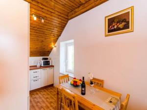 a kitchen and dining room with a table and chairs at Apartment Tonka's Terrace - Studio Apartment with Terrace and Sea View in Suđurađ