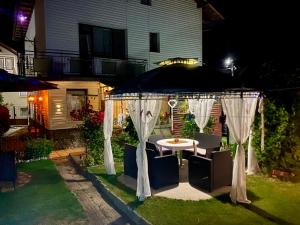 Сад в Niya Guest House