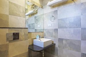 ニューデリーにあるHotel Aerostar Gold Near Yashobhoomi Conventioin Centerの洗面台と鏡のあるバスルーム +67枚の写真