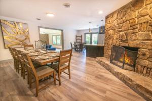 ein Esszimmer mit einem Tisch und einem Steinkamin in der Unterkunft Hidden Hills in Gatlinburg