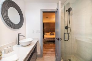 ein Badezimmer mit Waschbecken und Dusche in der Unterkunft Hidden Hills in Gatlinburg + 34 Fotos