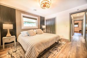 ein Schlafzimmer mit einem Bett und einem Fenster in der Unterkunft Hidden Hills in Gatlinburg