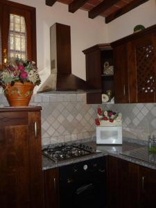 A kitchen or kitchenette at Mulino del XVII secolo