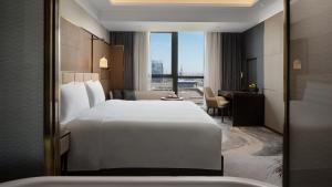 Letto o letti in una camera di InterContinental Hotels Zhengzhou Zhengdong