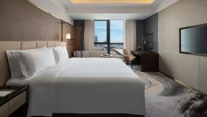 Letto o letti in una camera di InterContinental Hotels Zhengzhou Zhengdong
