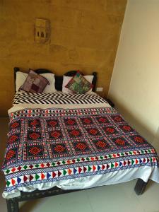 Hotel Shahiraj Jaisalmer客房内的一张或多张床位