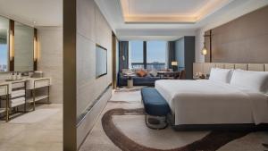 Letto o letti in una camera di InterContinental Hotels Zhengzhou Zhengdong