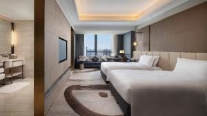 Letto o letti in una camera di InterContinental Hotels Zhengzhou Zhengdong