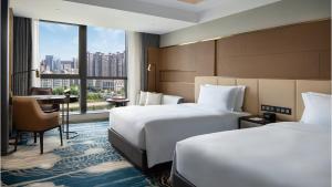 Letto o letti in una camera di InterContinental Hotels Zhengzhou Zhengdong