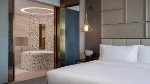 Letto o letti in una camera di InterContinental Hotels Zhengzhou Zhengdong