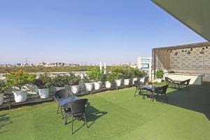 ニューデリーにあるHotel Aerostar Gold Near Yashobhoomi Conventioin Centerのパティオ(椅子、テーブル、鉢植えの植物付)