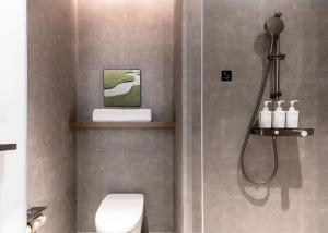 Un baño de Atour Hotel Hangzhou Aeon Mall Liangzhu Gudun Road