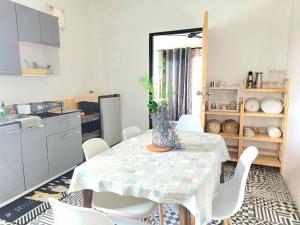 مطبخ أو مطبخ صغير في Merit Courtyard Suvarnabhumi House
