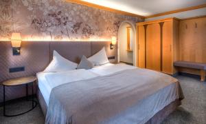 Posteľ alebo postele v izbe v ubytovaní Hotel Königgut