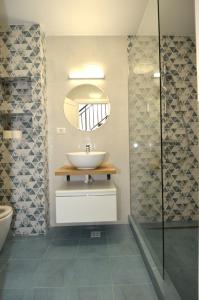 un baño con lavabo y espejo en Daren Apartment, en Eforie Nord