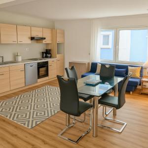 a kitchen and living room with a table and chairs at Stilvolle, gemütliche und haustierfreundliche Wohnung in Hackenheim