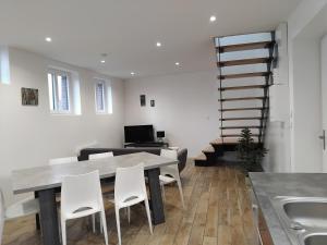 EnglefontaineにあるLe Petit Atelierのテーブルと椅子のあるキッチンとダイニングルーム