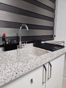 encimera con fregadero y grifo en Starlight - Kaymakli, en Lefkosa Turk