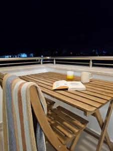 Una mesa y una silla con un libro, una taza y una vela. en Starlight - Kaymakli, en Lefkosa Turk 26 fotos más